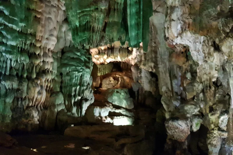 Ánh sáng và thạch nhũ bên trong động Phong Nha