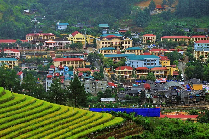 Ruộng bậc thang và thị trấn Mù Cang Chải