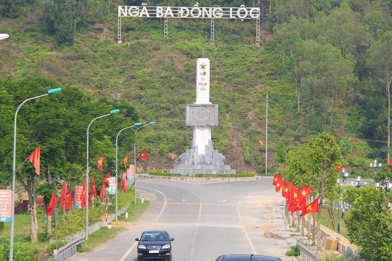 Tượng đài và đường vào khu di tích Ngã ba Đồng Lộc