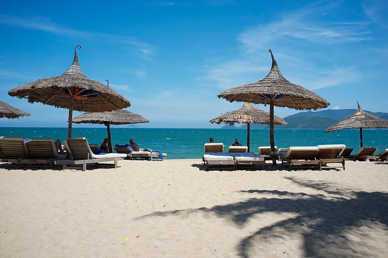 Bãi biển Nha Trang với hàng dù nghỉ mát