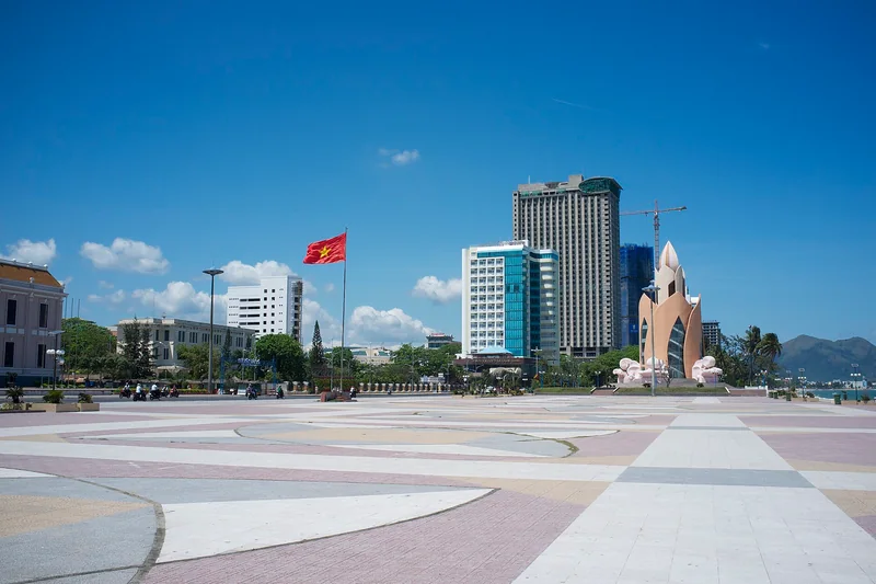 Quảng trường ven biển Nha Trang trong ngày nắng