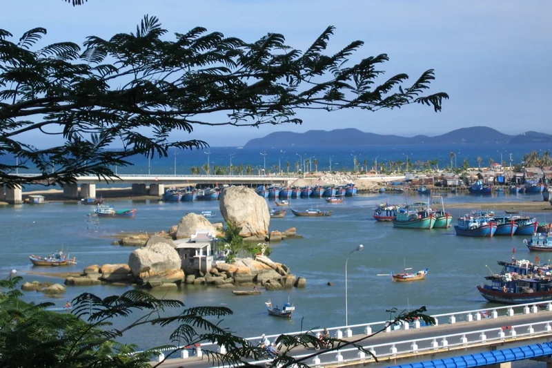 Thuyền đánh cá và mặt nước vịnh tại Nha Trang