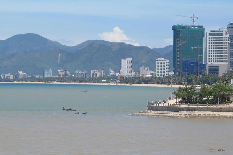 Bờ biển và dãy nhà cao ở Nha Trang