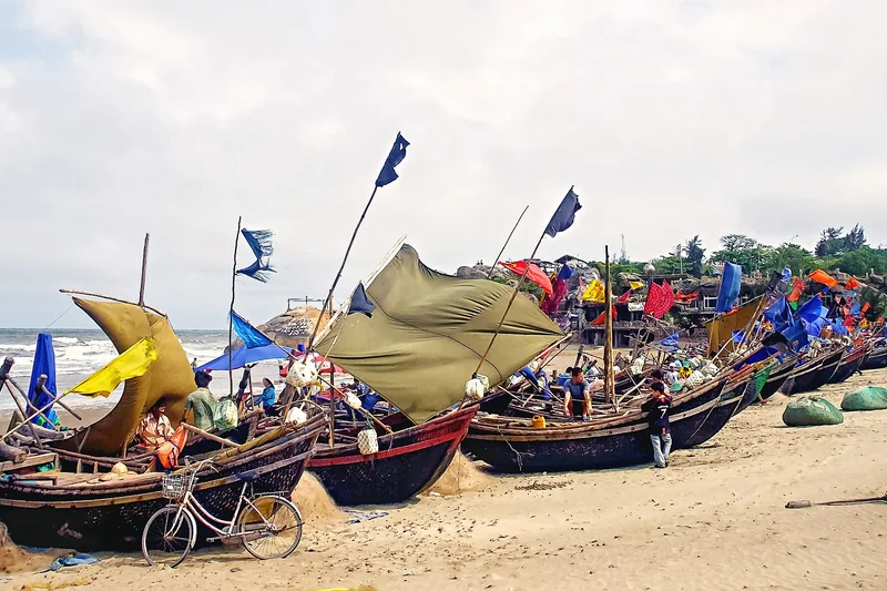 Thuyền cá trên bãi biển Sầm Sơn