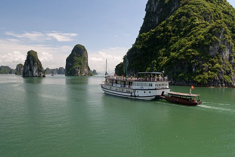 Tàu tham quan bên núi đá trên vịnh Hạ Long