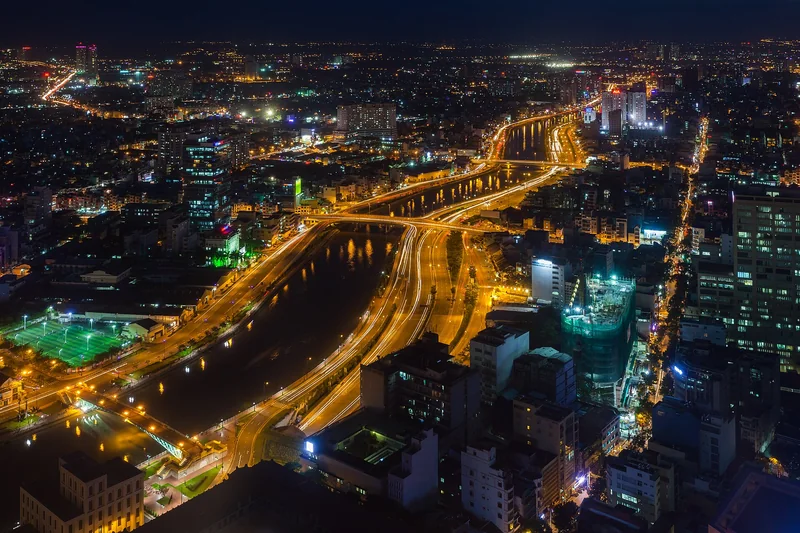 Đường phố và ánh đèn TP Hồ Chí Minh về đêm