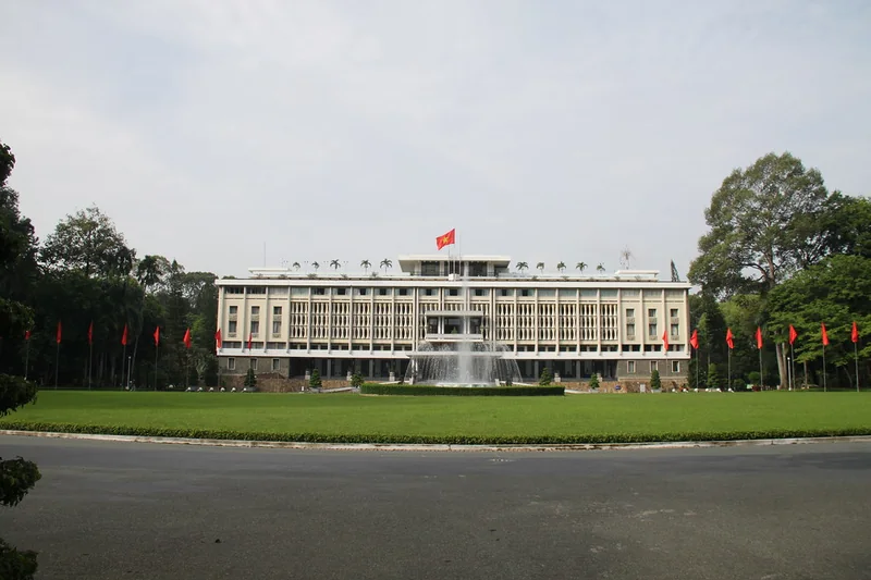Dinh Độc Lập với sân vườn xanh tại Thành phố Hồ Chí Minh