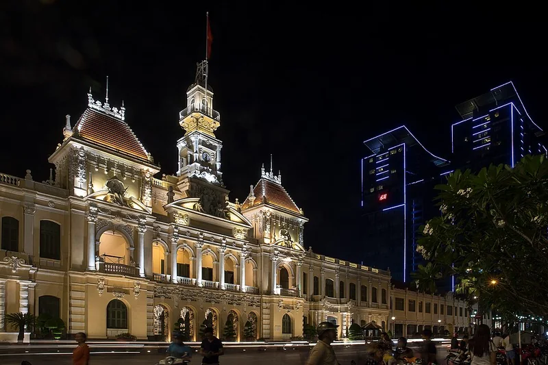 Góc nhìn nghiêng trụ sở UBND TP Hồ Chí Minh về đêm