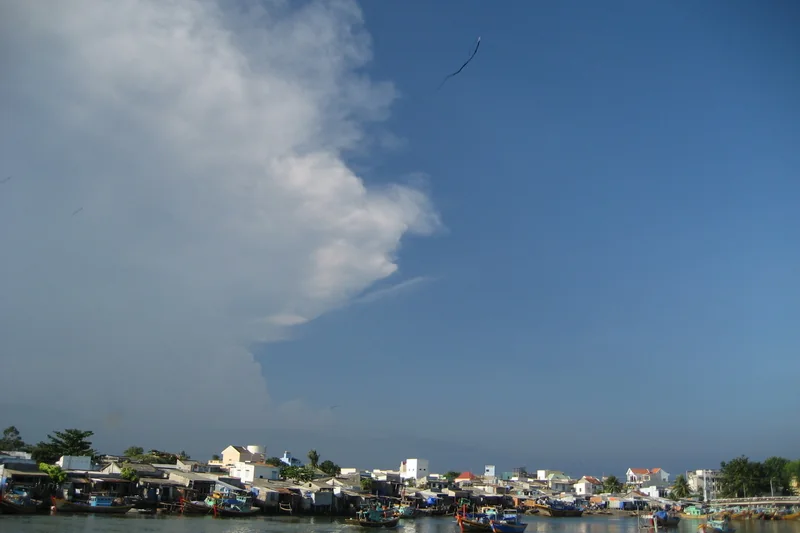 Dòng sông và nhà cửa ven bờ ở Phan Thiết