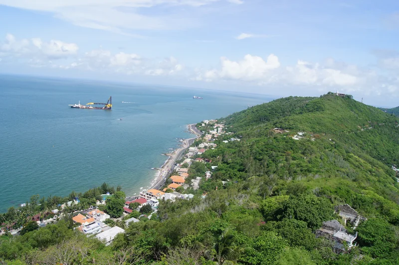 Biển và sườn núi ở Vũng Tàu nhìn từ Núi Nhỏ