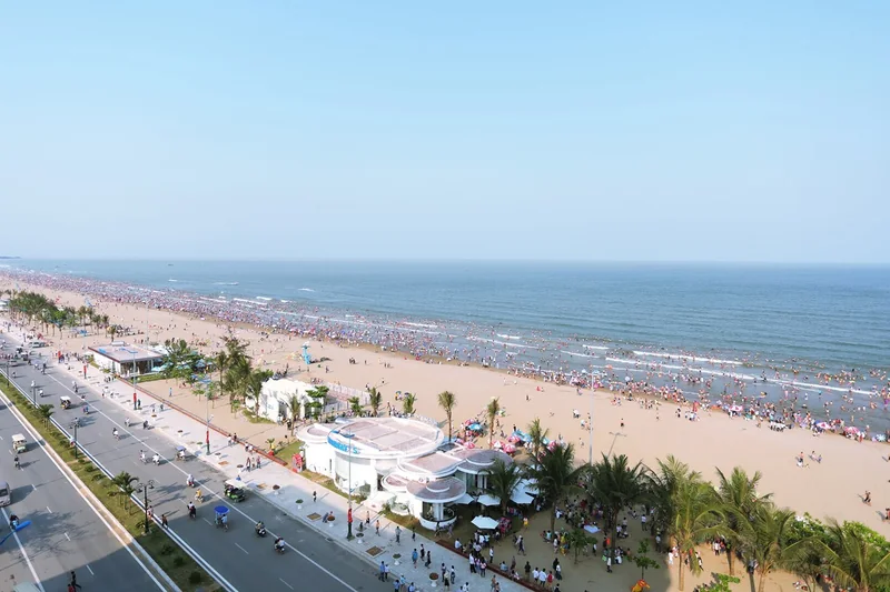 Bãi biển Sầm Sơn và đường ven biển Thanh Hóa