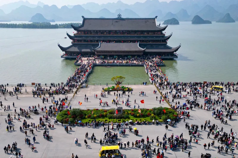 Thủy đình và hồ tại quần thể chùa Tam Chúc
