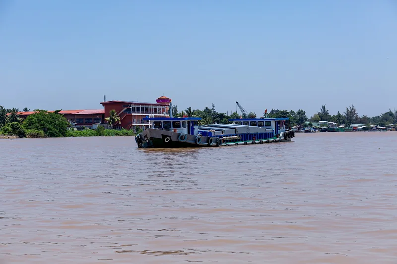 Thuyền trên dòng sông ở Bến Tre
