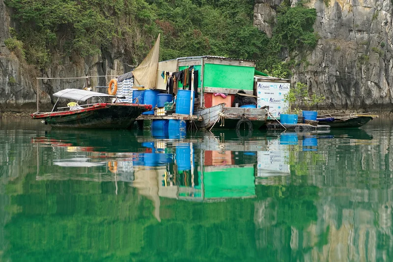 Nhà nổi và thuyền trên vùng biển Cát Bà