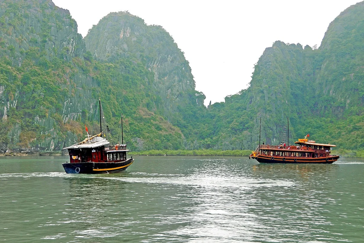 Mặt nước và núi đá vịnh Hạ Long