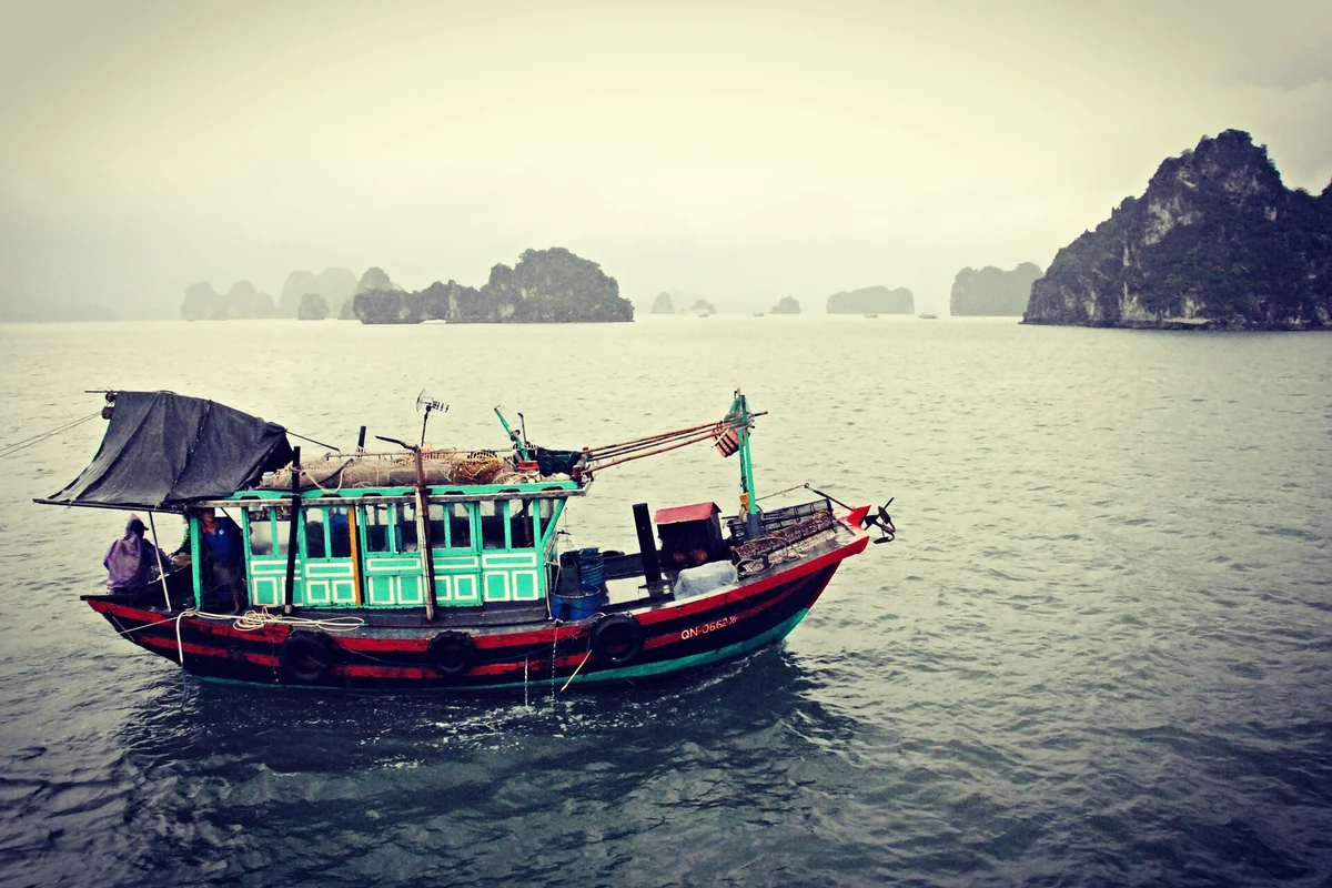 Cảnh vịnh Hạ Long với núi đá và thuyền trên mặt nước