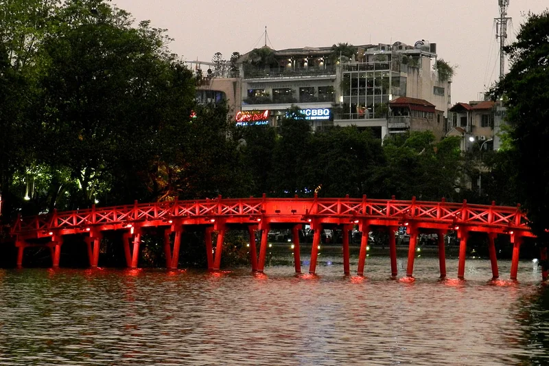 Cầu Thê Húc bên hồ Hoàn Kiếm ở Hà Nội