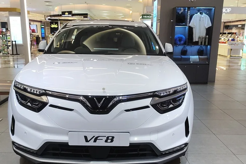 Ngoại thất VinFast VF8 màu trắng tại khu trưng bày