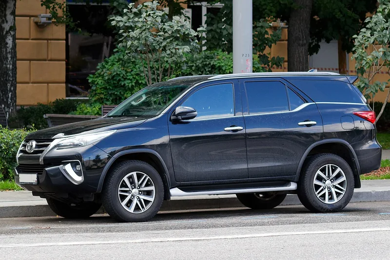 Ngoại thất Toyota Fortuner màu xanh đậm
