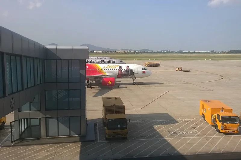 Sân đỗ máy bay và cầu ống tại sân bay Nội Bài