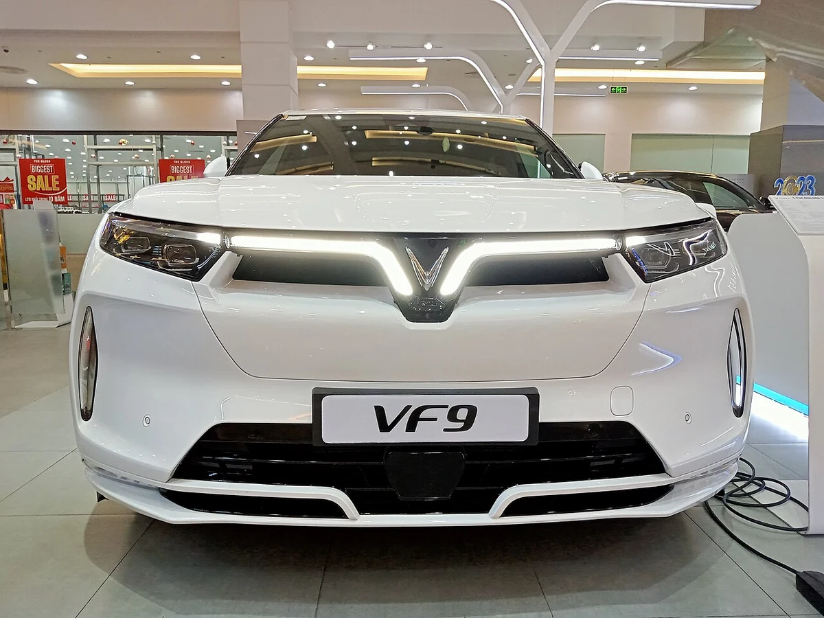 Mẫu VinFast VF 9 nhìn từ phía trước