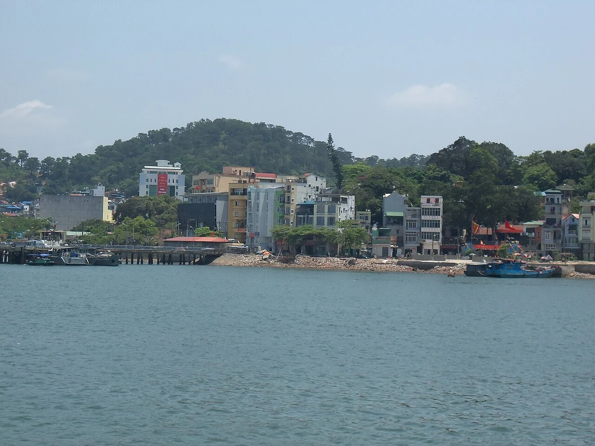 Khung cảnh thành phố Hạ Long trong ảnh tư liệu