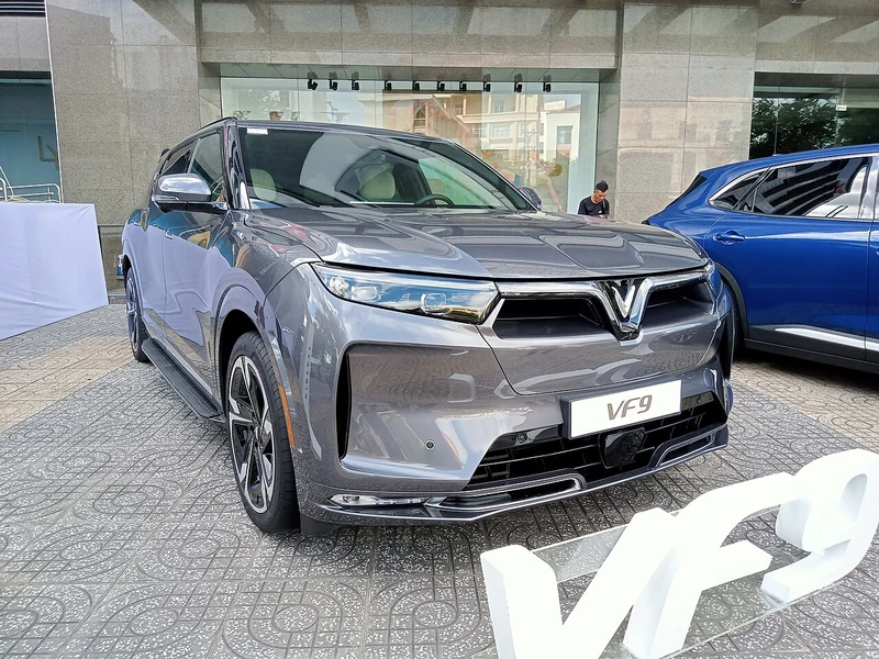 Mẫu xe VinFast VF 9 nhìn từ phía trước