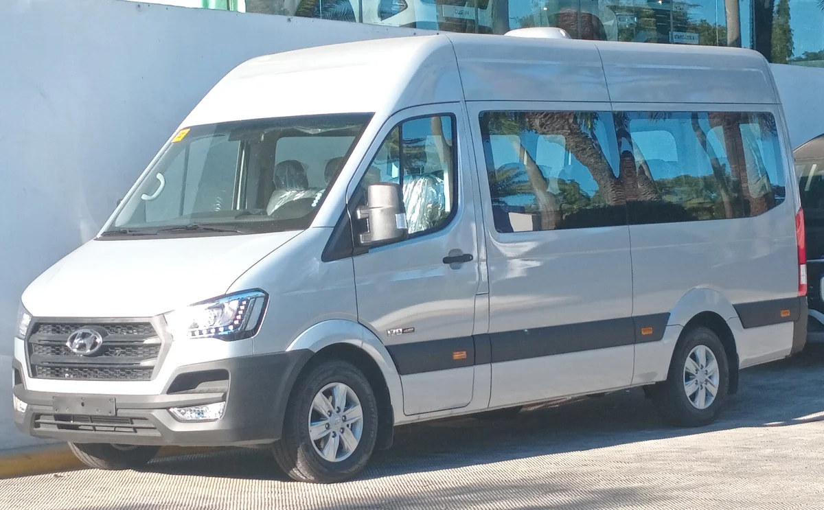 Xe khách Hyundai Solati minh họa nhóm xe du lịch và limousine — ảnh tư liệu minh họa