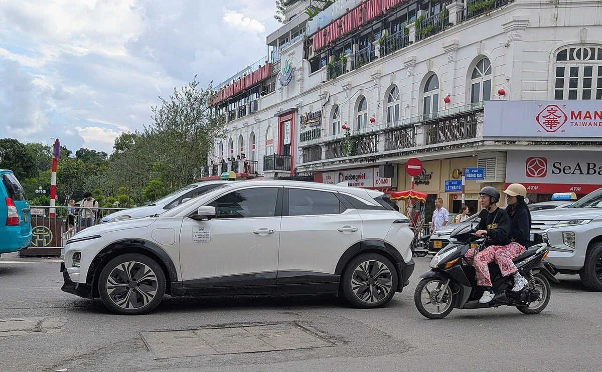 Hai xe VinFast VF 6 tại Hà Nội