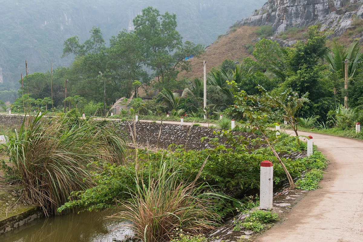 Đường nông thôn gần Hang Múa tại Ninh Bình