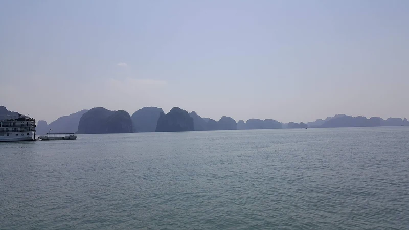 Cảnh vịnh Hạ Long chụp năm 2019
