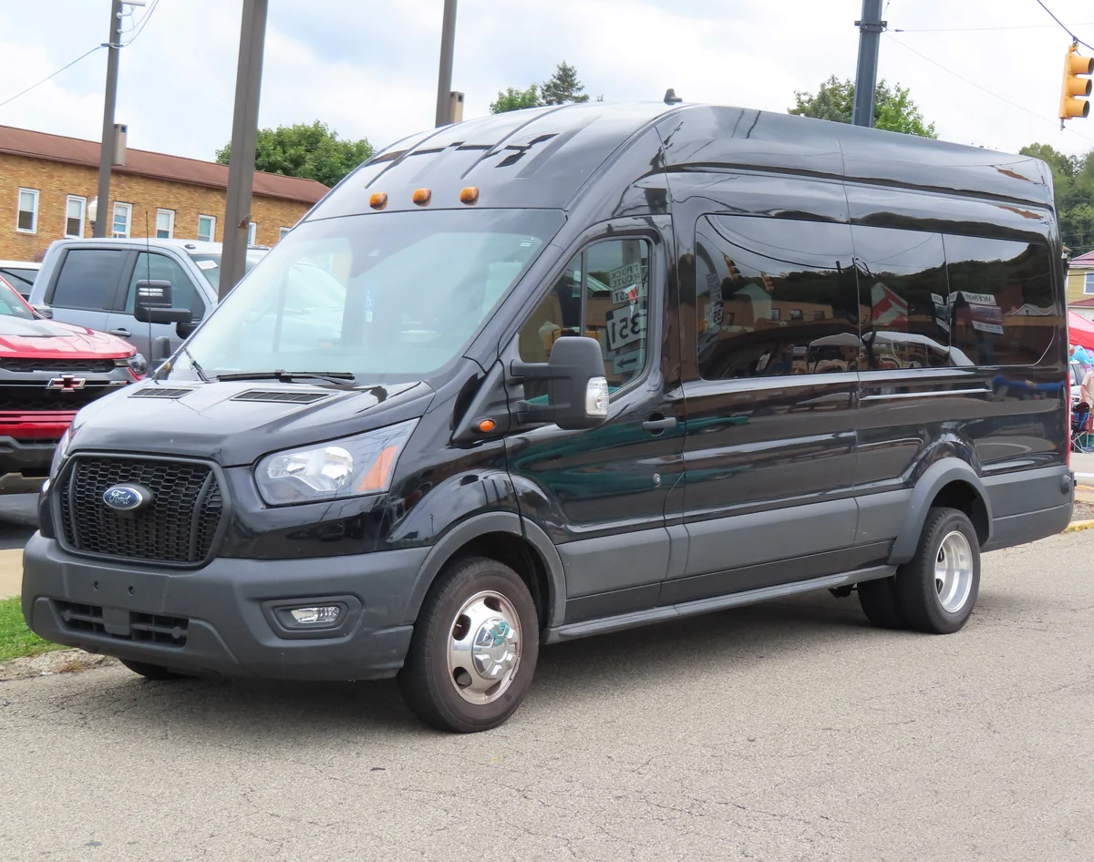 Xe khách cỡ nhỏ Ford Transit minh họa kinh nghiệm thuê xe du lịch — ảnh tư liệu minh họa