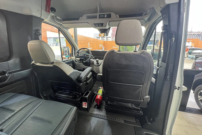 Khoang trước mẫu JMC Ford Transit trưng bày, ảnh tham khảo kiểm tra xe