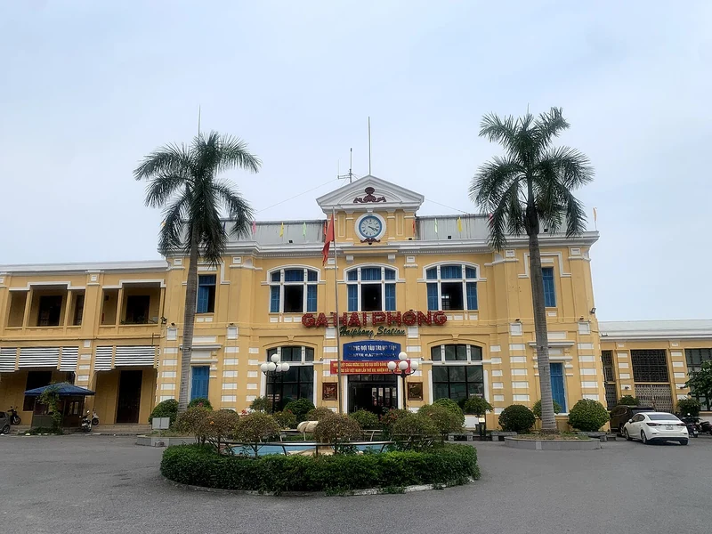 Mặt ngoài ga Hải Phòng trong ảnh tháng 7 năm 2025