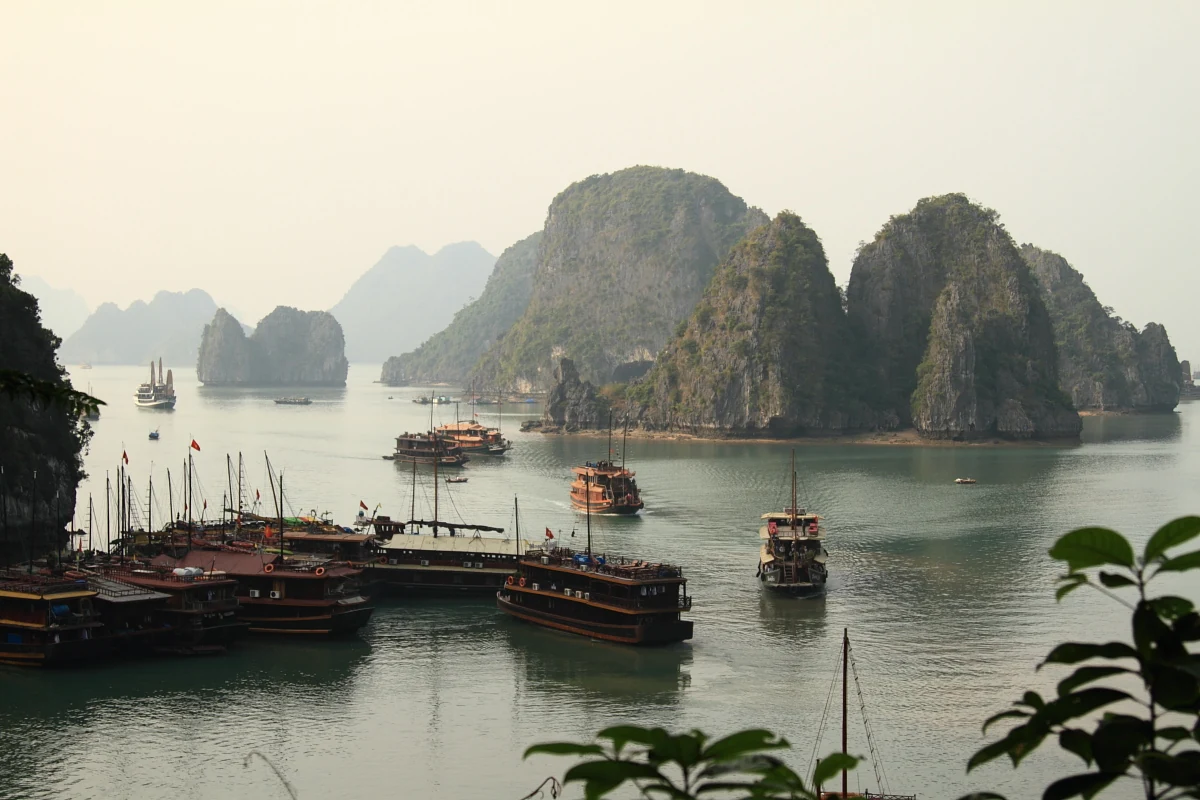 Cảng và tàu tại khu vực vịnh Hạ Long