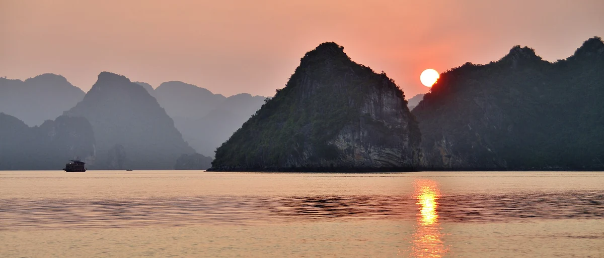 Hoàng hôn trên vịnh Hạ Long