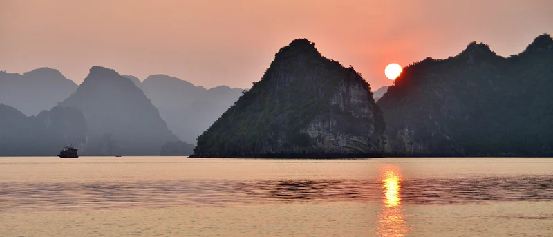 Hoàng hôn trên vịnh Hạ Long