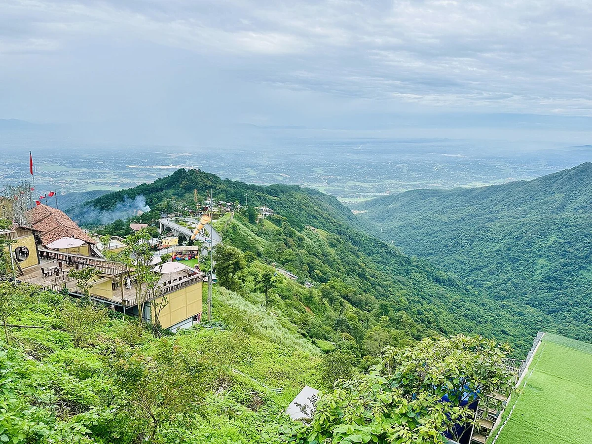Cảnh Vườn quốc gia Tam Đảo, ảnh tư liệu vùng quen gọi Vĩnh Phúc, không xác nhận nơi đón hay hành chính.