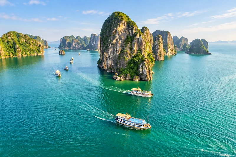 Vịnh Hạ Long với tàu tham quan
