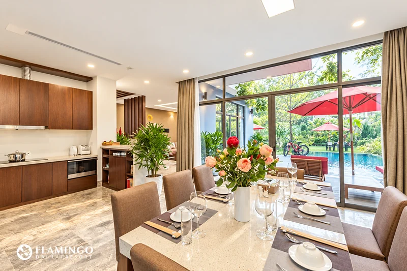 Bếp và bàn ăn trong villa