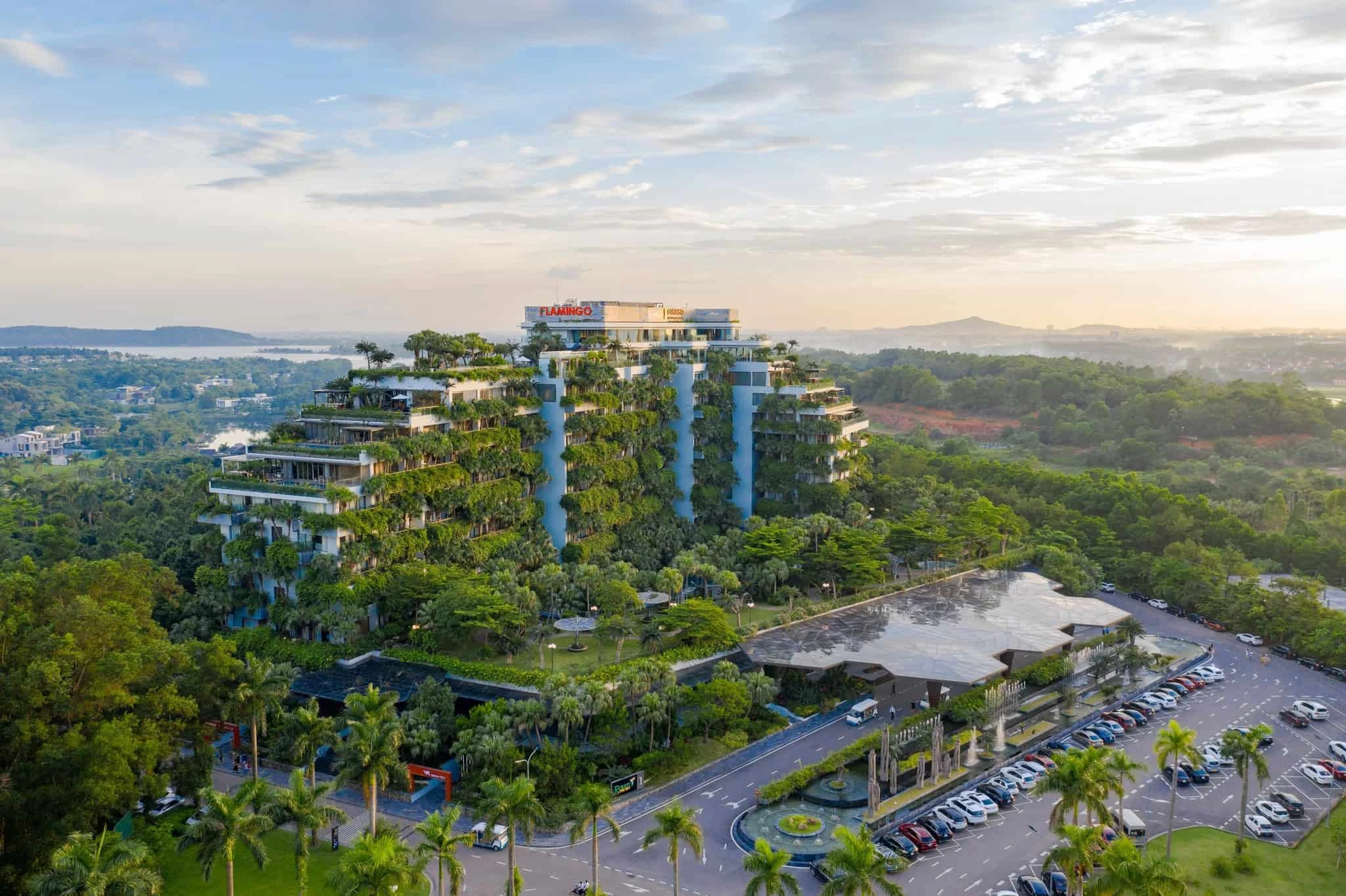 Toàn cảnh Flamingo Đại Lải với tòa Forest In The Sky và cảnh quan xanh