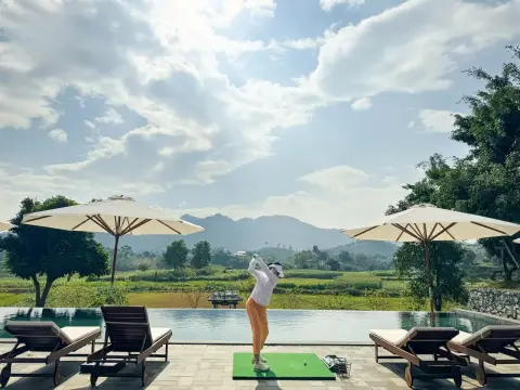 Hồ bơi nhìn ra núi Ba Vì ở Làng Quýt Retreat