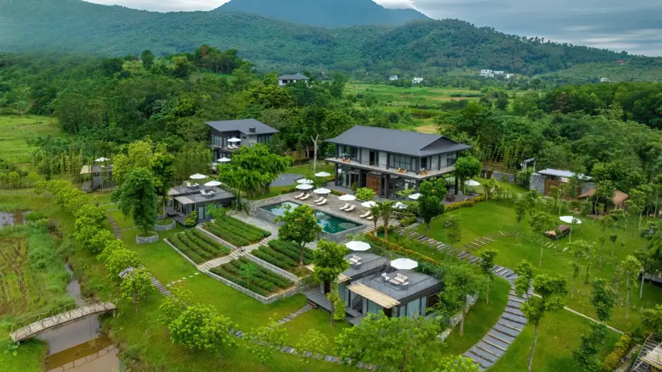 Toàn cảnh Làng Quýt Retreat dưới chân núi Ba Vì