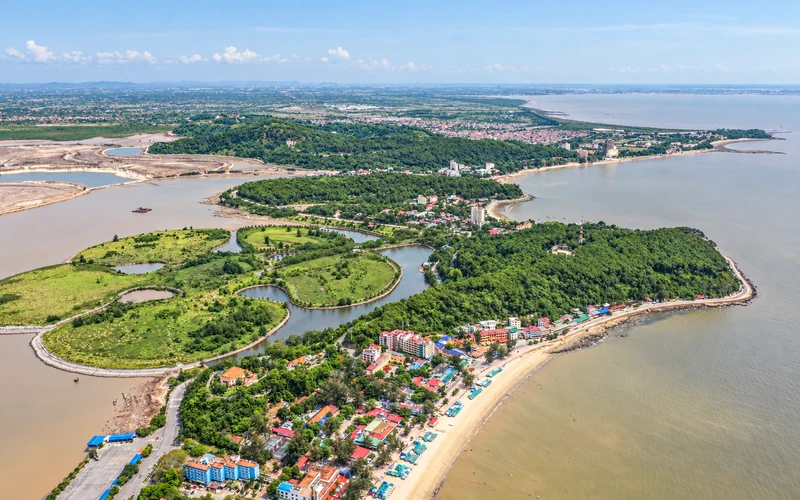 Toàn cảnh bờ biển và những đồi cây xanh Đồ Sơn