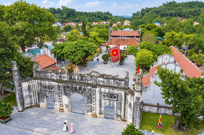 Toàn cảnh cổng và sân đền Kiếp Bạc nhìn từ trên cao