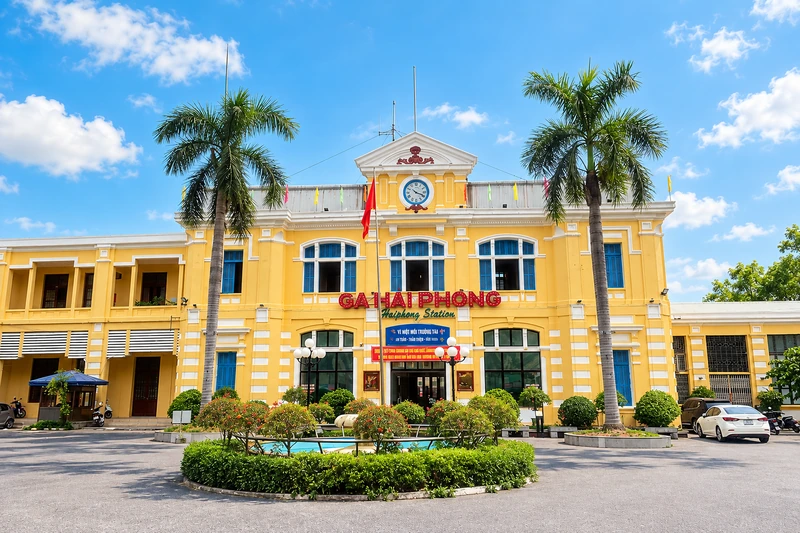 Ga Hải Phòng với mặt tiền màu vàng và hai cây cọ
