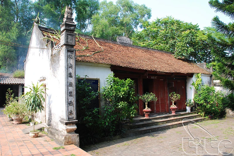 Kiến trúc mái ngói và sân chùa Phật Tích