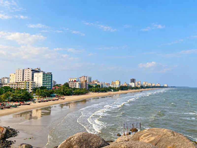 Bờ biển và dãy nhà ven biển Sầm Sơn ban ngày