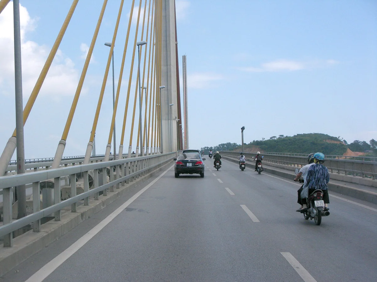 Hành trình qua cầu Bãi Cháy tại Hạ Long