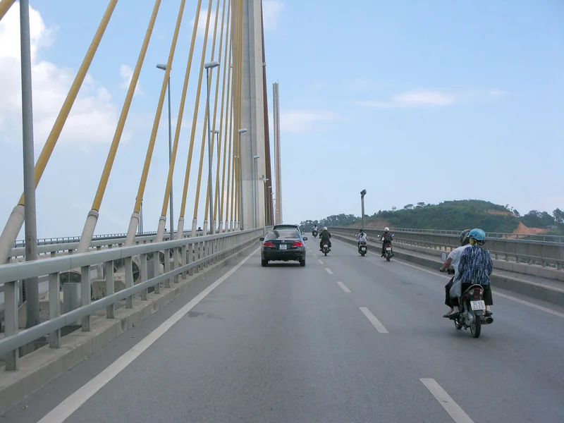 Hành trình qua cầu Bãi Cháy tại Hạ Long